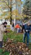 Участие в уборке листвы